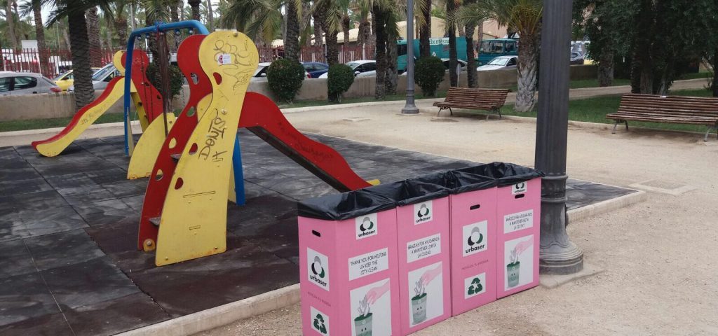 Papeleras de cartón reciclado en parque de Elche